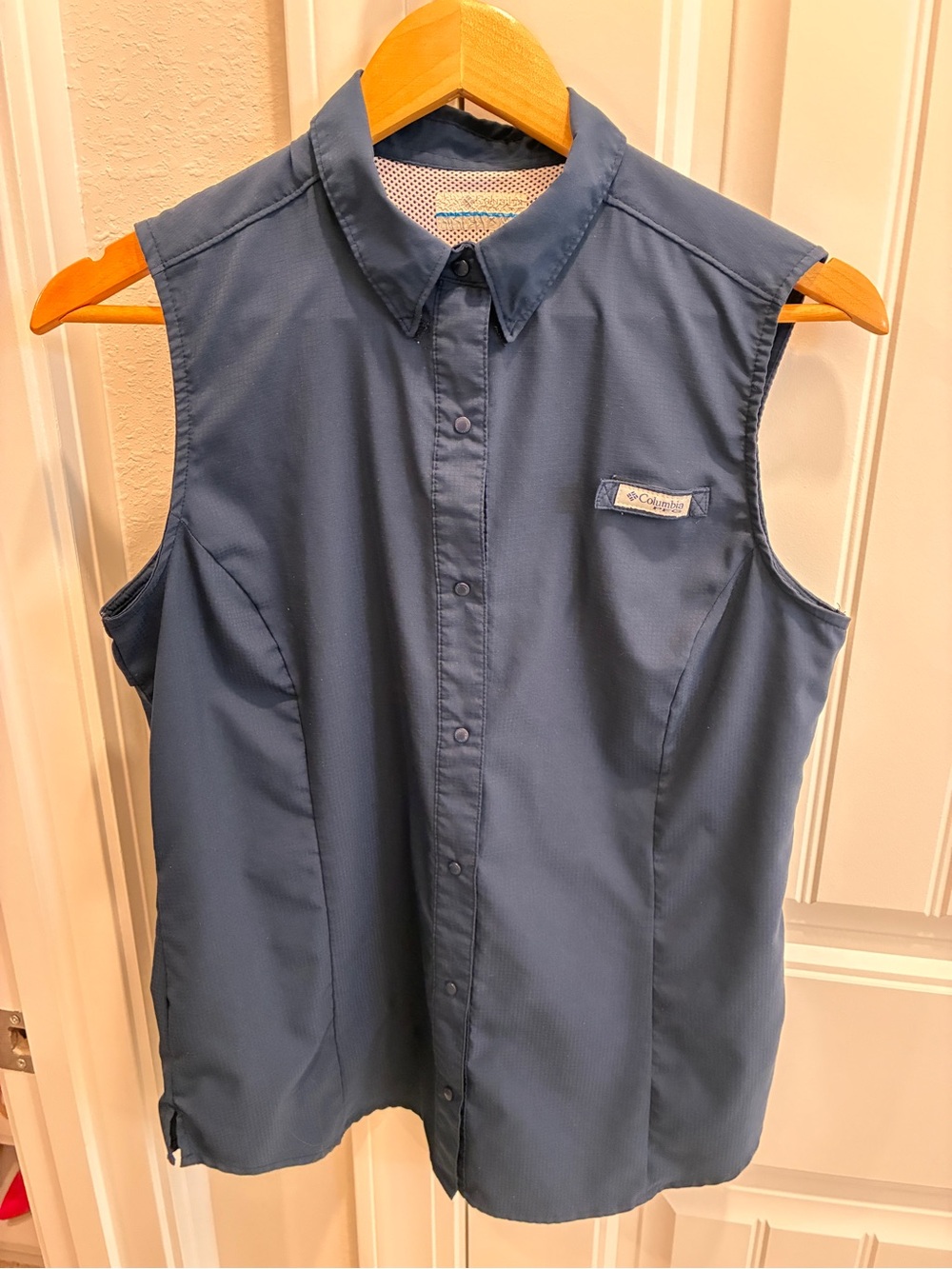 Columbia Women’s Sleeveless Button-Down Shirt in Navy Blue